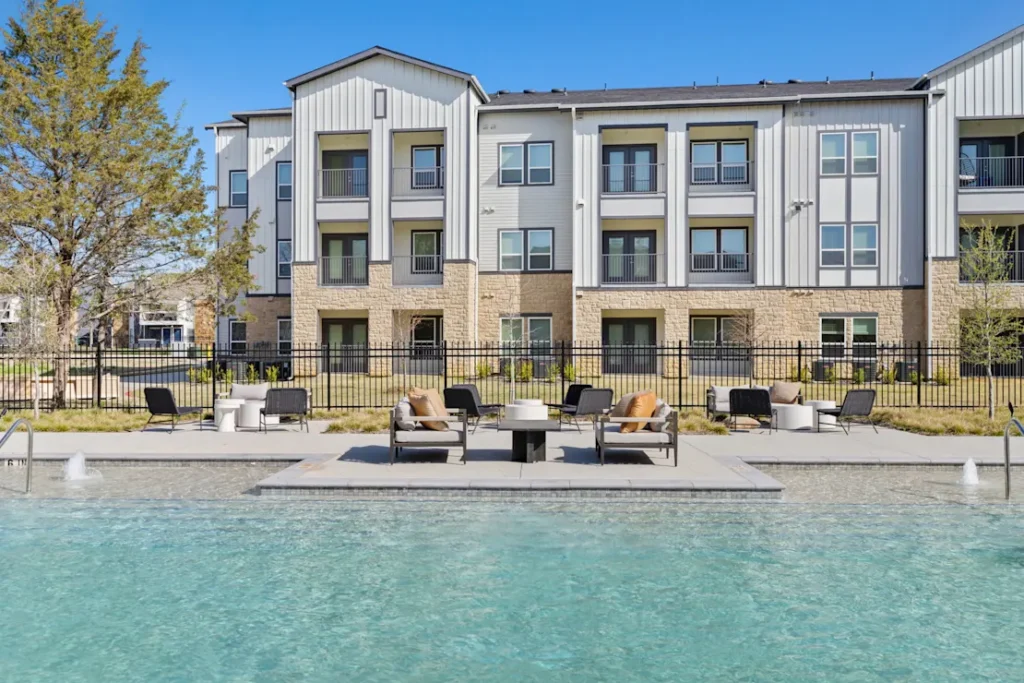 The Hudson at Pecan Creek — pool and apartment building